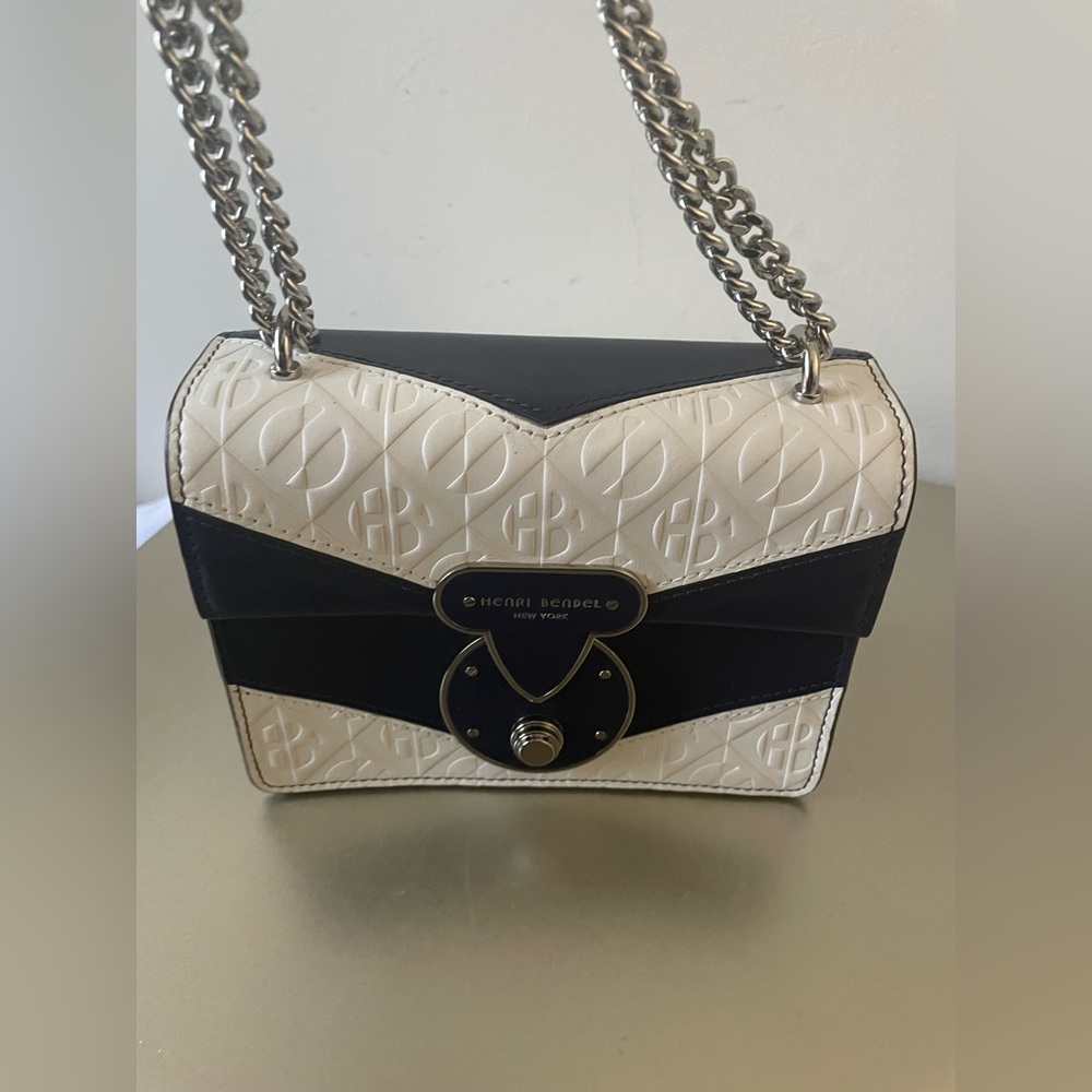 NWOT Navy and white leather crossbody bag with silver chain strap and hardware! - Picture 1 of 6